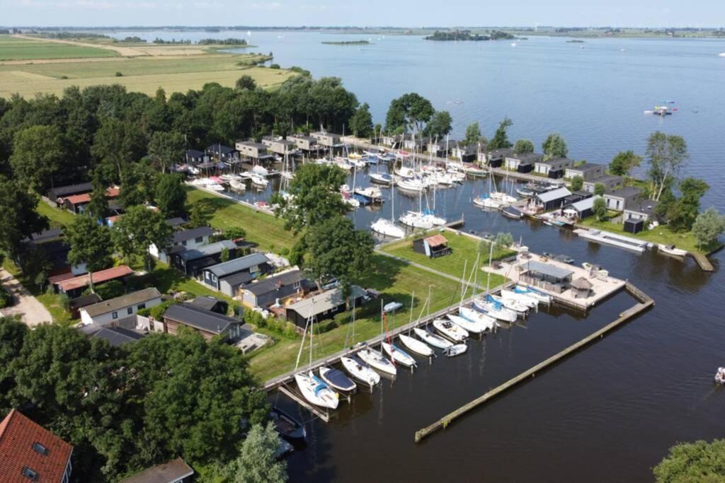 Modern Tiny House op rustig Watersportpark Villa Elahuizen Buitenkant foto